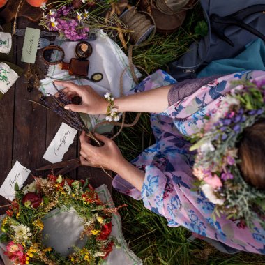 Tahta bir masada hala hayat var. Lavanta tohumları, tomurcuklar ve çiçekler aromaterapi ve bitkisel ilaçlar. Doğadaki şölen masası..