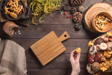 Eski kırsal ahşap arka planda sonbahar mantar hasadı. Kırsal mutfak masası. Düz üst, üst görünüm. Boş metin alanı olan bir düzen.