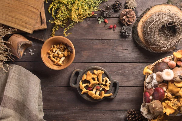 Podzimní Sklizeň Hub Starobylém Rustikálním Dřevěném Pozadí Rustikální Kuchyňský Stůl — Stock fotografie