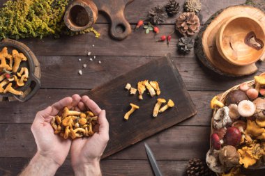 Eski kırsal ahşap arka planda sonbahar mantar hasadı. Kırsal mutfak masası. Düz üst, üst görünüm. Boş metin alanı olan bir düzen.