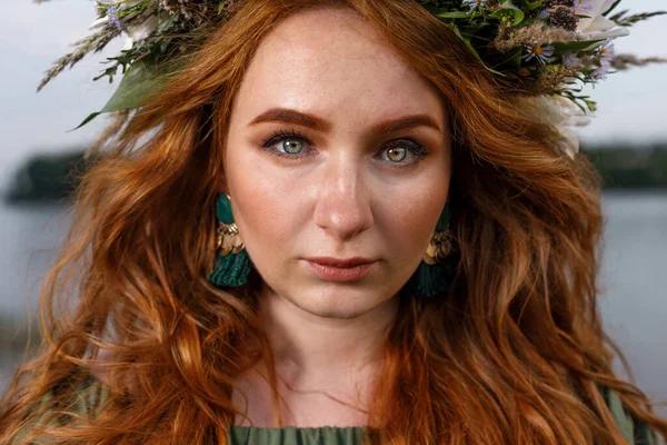 Kafasında çiçek çelengi olan Slav güzeli doğanın kucağında. Antik putperest kökenli kutlama konsepti. Yaz gündönümü günü. Yaz ortası.