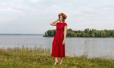 Kafasında çiçek çelengi olan Slav güzeli doğanın kucağında. Antik putperest kökenli kutlama konsepti. Yaz gündönümü günü. Yaz ortası.