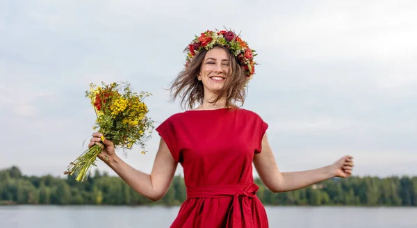 Belleza Eslava Con Una Corona Floral Cabeza Ramo Flores Silvestres — Foto de Stock