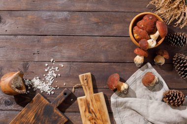 Hasat konsepti. Yaban domuzu mantarları ahşap arka plan manzaralı el yapımı hasır sepette..