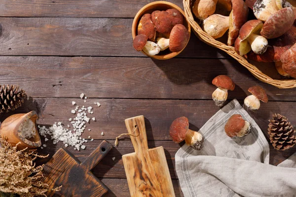 Concepto Cosecha Setas Porcini Silvestres Una Canasta Mimbre Hecha Mano — Foto de Stock