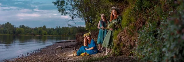 Lovely Girls Flower Wreaths Nature Ancient Pagan Origin Celebration Concept — Stock Photo, Image