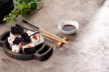 Japon suşi yemeği. En iyi suşi manzarası. Masaga havyarlı rulo. Ekmeğin alışılmadık bileşimi. Durgun hayat