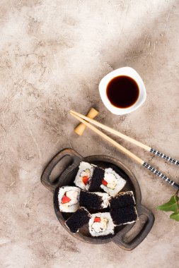 Japon suşi yemeği. En iyi suşi manzarası. Masaga havyarlı rulo. Durgun hayat. Ekmeğin alışılmadık bileşimi.