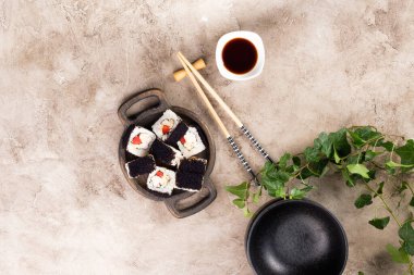 Japon suşi yemeği. En iyi suşi manzarası. Masaga havyarlı rulo. Durgun hayat. Ekmeğin alışılmadık bileşimi.