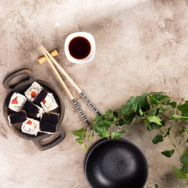 Japon suşi yemeği. En iyi suşi manzarası. Masaga havyarlı rulo. Durgun hayat. Ekmeğin alışılmadık bileşimi.