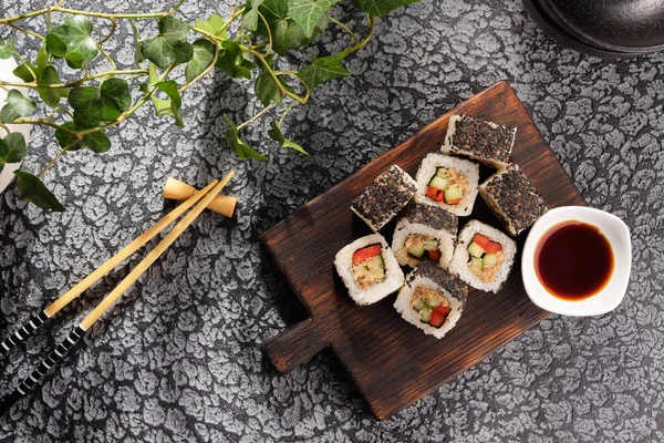 野菜や魚のペーストをゴマキャップで転がします 寿司メニューバー 日本料理寿司は最高の眺めを提供します おいしい料理 — ストック写真