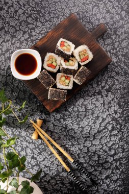 Sebzeli rulo ve susamlı balık ezmesi. Suşi menü barı. Japon yemeği Suşi üst düzey hizmet vermektedir. Lezzetli yemek..