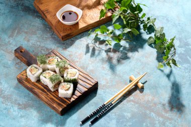 Ekmeğin alışılmadık bileşimi. Lezzetli yemek. Alışılmadık dolgulu bir parça ekmek. Asya yemeği. Japon yemeğinin suşi restoranı posteri.