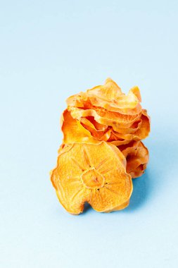 Mavi arka planda kurutulmuş hurma dilimleri. Kurutulmuş meyve. Çevre. makro.