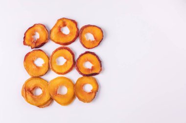 Beyaz arka planda kurutulmuş erik dilimleri. Kurutulmuş meyve. Eko. Üst görünüm. Lezzetli..