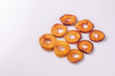 Beyaz arka planda kurutulmuş erik dilimleri. Kurutulmuş meyve. Eko. Üst görünüm. Lezzetli..