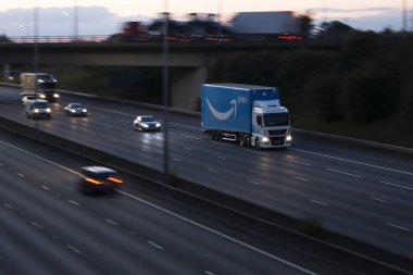 Watford, İngiltere - 31 Temmuz 2018: Amazon Prime kamyon hareket günbatımı sırasında İngiliz otoyolu M1