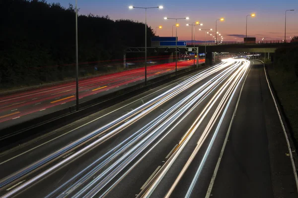 Φως Μονοπάτια Στον Βρετανικό Αυτοκινητόδρομο Νύχτα — Φωτογραφία Αρχείου