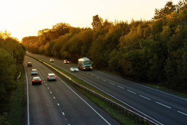 Gün batımı sırasında İngiliz bölünmüş yol