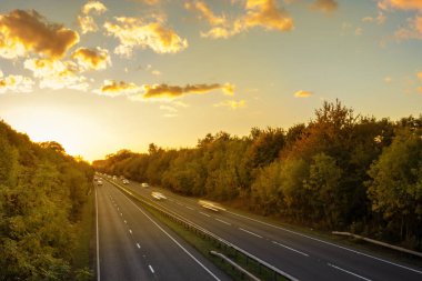 Gün batımı sırasında İngiliz bölünmüş yol
