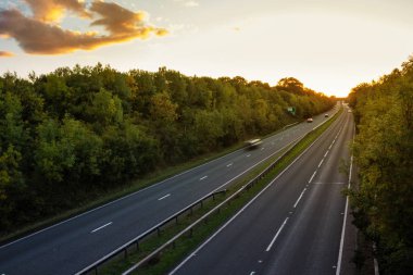 Gün batımı sırasında İngiliz bölünmüş yol