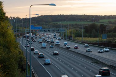Londra, İngiltere - 18 Ekim 2018: Akşam ağır trafik en yoğun İngiliz otoyolu M25