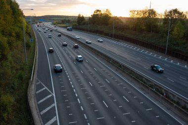 Londra, İngiltere - 18 Ekim 2018: Akşam ağır trafik en yoğun İngiliz otoyolu M25