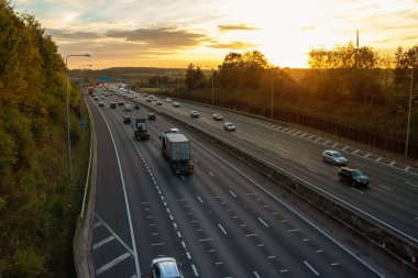 Londra, İngiltere - 18 Ekim 2018: Akşam ağır trafik en yoğun İngiliz otoyolu M25