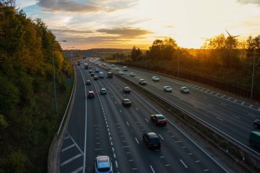 Londra, İngiltere - 18 Ekim 2018: Akşam ağır trafik en yoğun İngiliz otoyolu M25