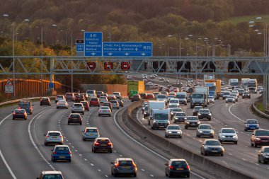 Londra, İngiltere - 18 Ekim 2018: Akşam ağır trafik en yoğun İngiliz otoyolu M25