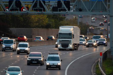 Londra, İngiltere - 18 Ekim 2018: Akşam ağır trafik en yoğun İngiliz otoyolu M25