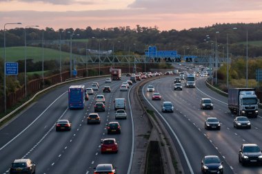 Londra, İngiltere - 18 Ekim 2018: Akşam ağır trafik en yoğun İngiliz otoyolu M25