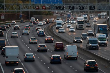 Londra, İngiltere - 18 Ekim 2018: Akşam ağır trafik en yoğun İngiliz otoyolu M25