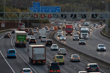 Londra, İngiltere - 18 Ekim 2018: Akşam ağır trafik en yoğun İngiliz otoyolu M25