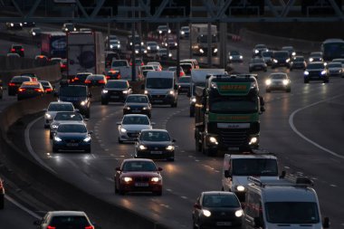Londra, İngiltere - 18 Ekim 2018: Akşam ağır trafik en yoğun İngiliz otoyolu M25