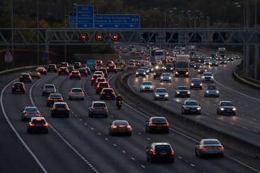 Londra, İngiltere - 18 Ekim 2018: Akşam ağır trafik en yoğun İngiliz otoyolu M25