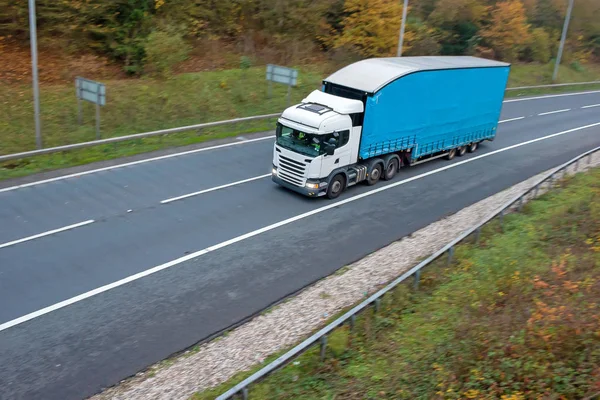 Camión Articulado Con Remolque Azul Dos Pisos Movimiento Carretera —  Fotos de Stock