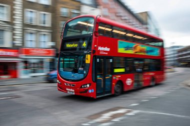 Kırmızı Çift katlı otobüs