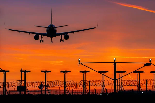 Avión Pasajeros Aterrizando Aeropuerto Atardecer Imágenes de stock libres de derechos