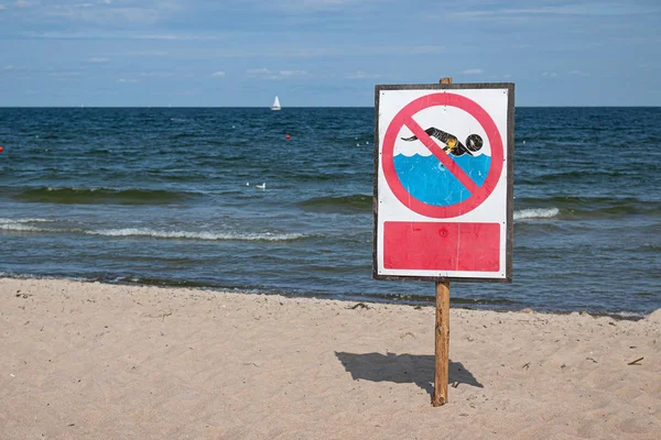 No hay señal de advertencia de natación en la playa — Foto de Stock