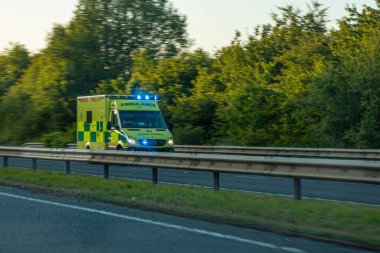 Berkhamsted, İngiltere - 21 Haziran 2020: A41 yolundaki mavi ışıklarda acele eden İngiliz ambulansı