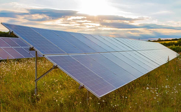 Paneles Solares Atardecer Fotovoltaicos Fuente Alternativa Energía Fotos de stock libres de derechos