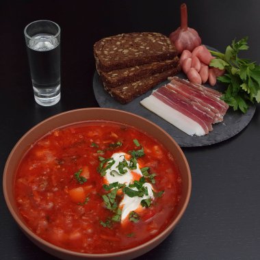 Ekmek, sarımsak ve votka ile geleneksel Rus çorbası