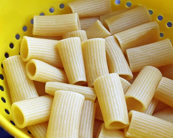 Massa Rigatoni Drenada Cozida Escorredor Plástico Amarelo — Fotografia de Stock