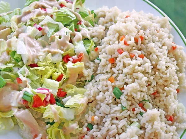 Υγιεινό Γεύμα Ολικής Αλέσεως Καστανό Ρύζι Λαχανικά Και Μια Φρέσκια — Φωτογραφία Αρχείου