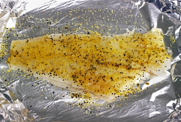 Filete Fresco Lenguado Con Condimento Pimienta Limón Sobre Papel Aluminio — Foto de Stock