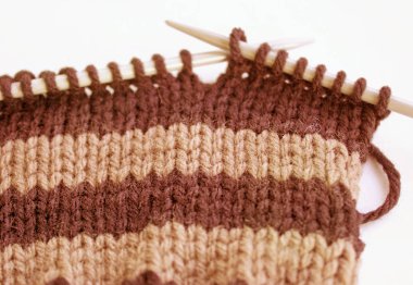 Proje bir çift iğne yapılmış bir satır örgü ve sonra bir satır purling desen gösterilen örgü