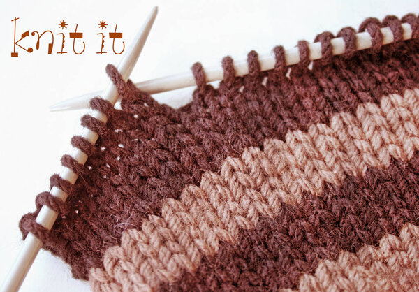 Вязание проекта на пару иголок, показывающих рисунок, сделанный из вязания одного ряда, а затем пурпурный один ряд
