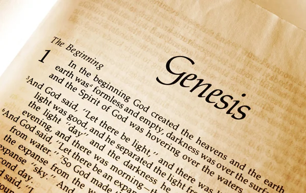 Página Aberta Bíblia Mostrando Gênesis Capítulo Versículo Início — Fotografia de Stock