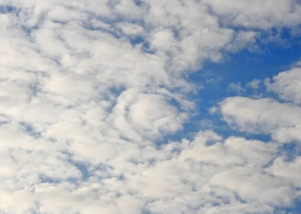 Stratus Bulutlar Mavi Yaz Gökyüzü Karşı Şekillendirme Battaniye — Stok fotoğraf